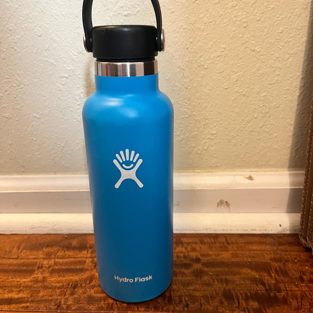Hydro Flask Blue Water Bottle 18 oz * has a tiny dent on bottom